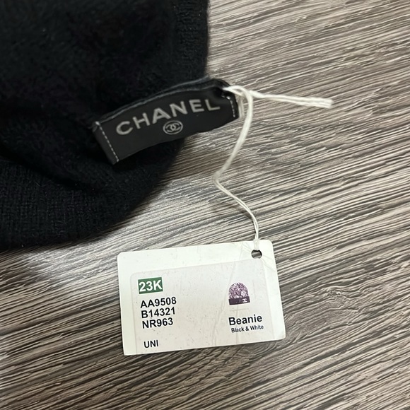 Chanel Beanie and scarf - Picture 4 of 9